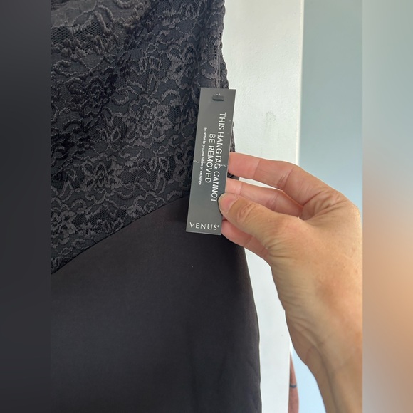 Venus one arm gown - Picture 3 of 3